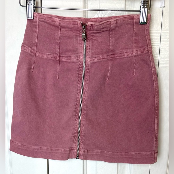 New WE THE FREE People Virgo Front Zip Mini Jean Skirt Mauve Denim Exposed Zip - Picture 2 of 7